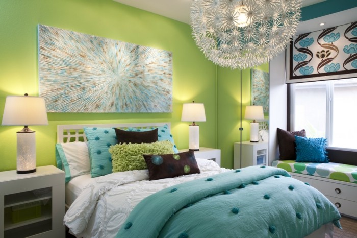 idée couleur chambre, lampe de chevet, banc sous la fenêtre, couverture de lit turquoise