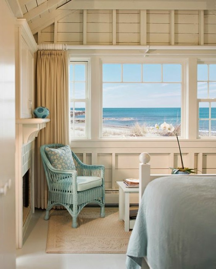 couleur chambre adulte, vue sur la mer, chaise turquoise, rideaux longs
