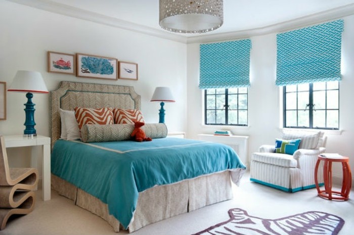 idée couleur chambre, fauteuil beige, coussins motifs animaux, couverture de lit turquoise