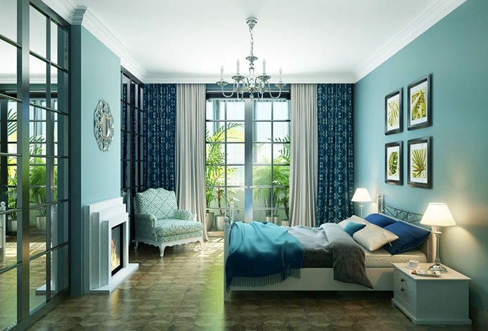 deco chambre adulte bleu, lustre en cristaux, grande fenêtre, coussins décoratifs
