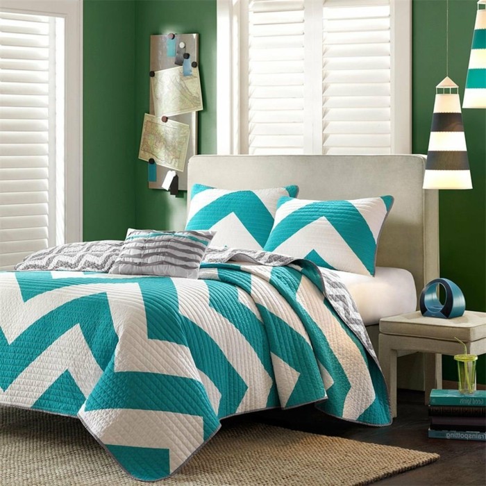 couleur chambre adulte, murs verts, tapis beige, couverture de lit turquoise, stores blancs