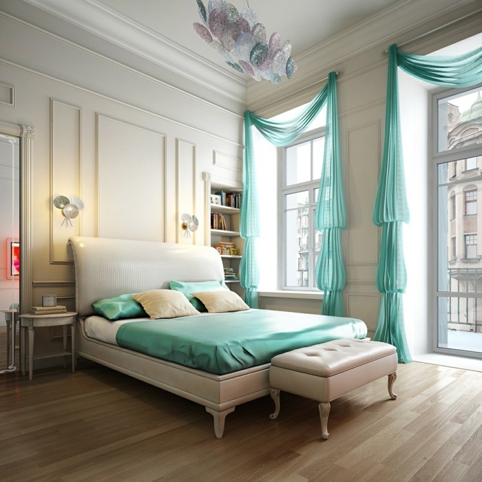 idée couleur chambre, parquet en bois claire, grandes fenêtres, rideaux turquoise
