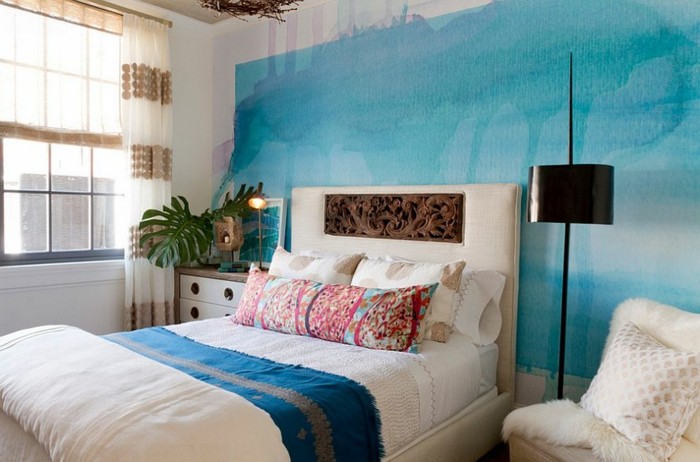 papier peint chambre adulte, tête de lit décoration en bois, rideaux blanc et beige