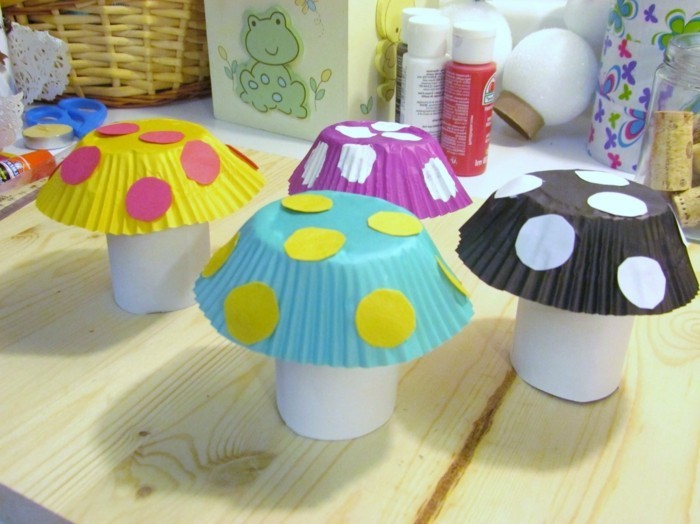 activité créative de printemps, des champignons, constitués de moules à muffins et des rouleaux de papier toilette