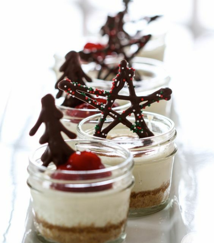 cheesecake-dans-de-petits-pots-en-verre-des-sapins-de-Noel-et-des-étoiles-au-chocolat-comment-faire-des-décors-en-chocolat