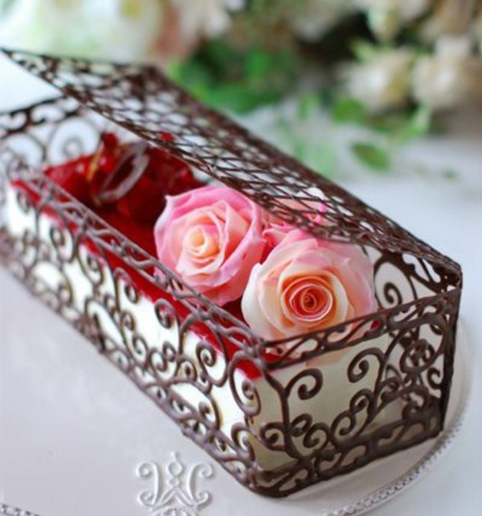 cheesecake-dans-une-boite-rectangulaire-au-chocolat-decoration-de-roses-idée-comment-faire-des-décors-en-chocolat
