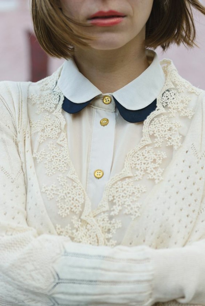 chemise-blanche-femme-à-col-claudine-gilet-motif-dentelle