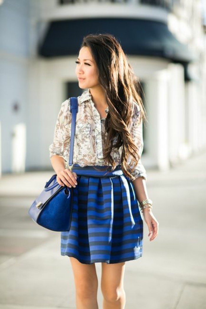 jolie chemise florale combinée avec une jupe corolle courte, une morphologie femme en triangle inversée