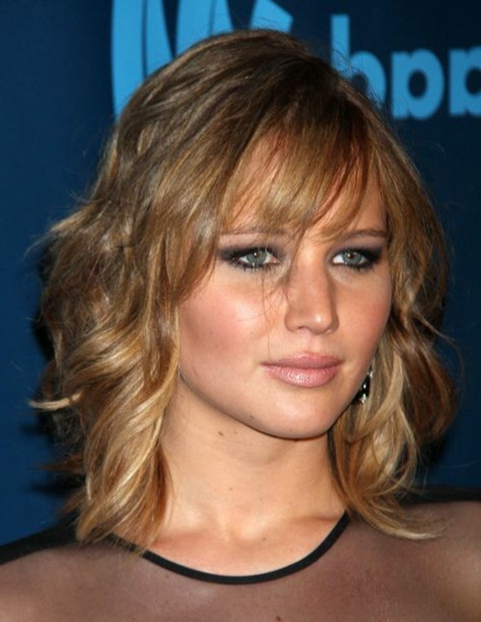 coiffure femme frange, Jennifer Lawrence avec une frange déstructurée 