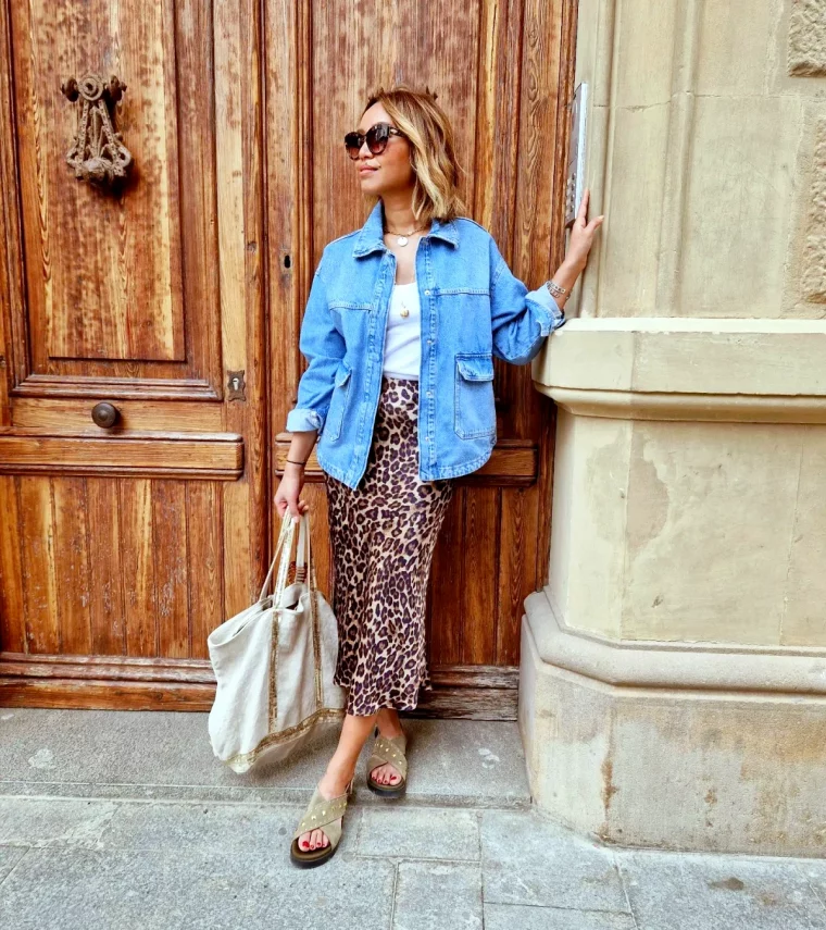 comment adopter le look des annees 90 de nos jours femme blonde jupe en leopard veste en jean