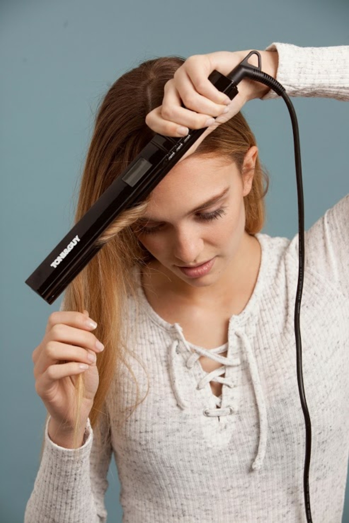 comment-boucler-ses-cheveux-avec-un-lisseur-cheveux-longs-claires-maquillage-naturelle