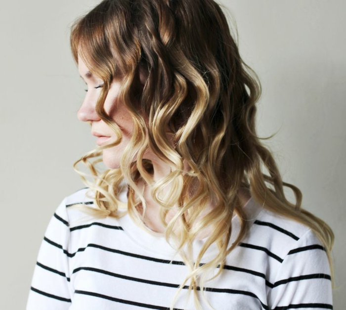 comment-boucler-ses-cheveux-avec-un-lisseur-coiffure-blouse-blanche-et-noir