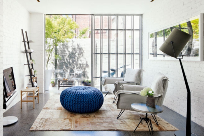 idee deco salon cocooning, pouf bleu en crochet, échelle décorative, tapis beige