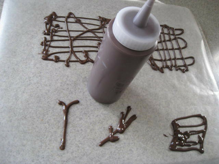 comment-faire-des-décors-en-chocolat-sur-papier-sulfarisé-différents-formes-pour-decorer-son-dessert