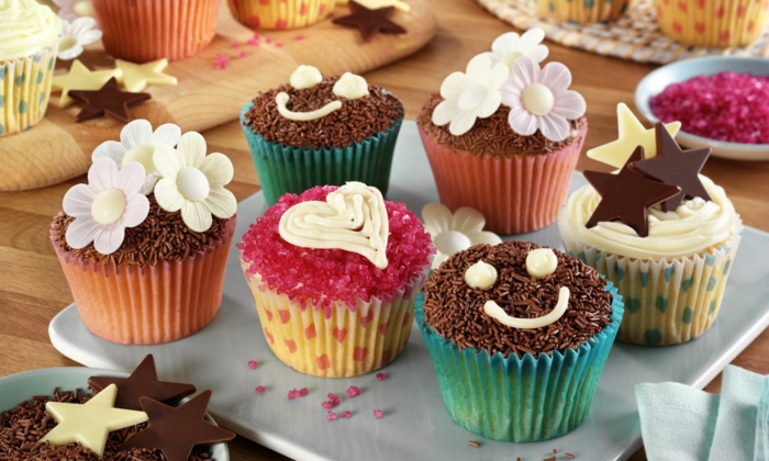 comment-faire-des-muffins-colorés-decoration-fleurs-sourire-etoiles-au-chocolat