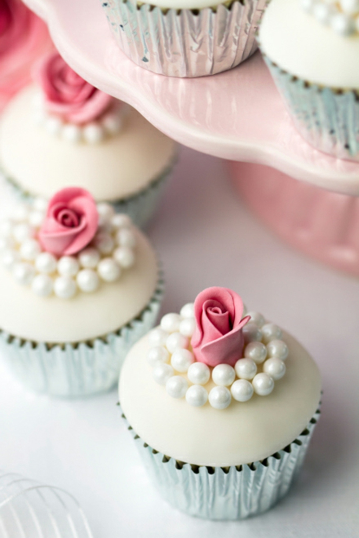 comment-faire-des-muffins-decoration-perles-roses-glaçage-blanc