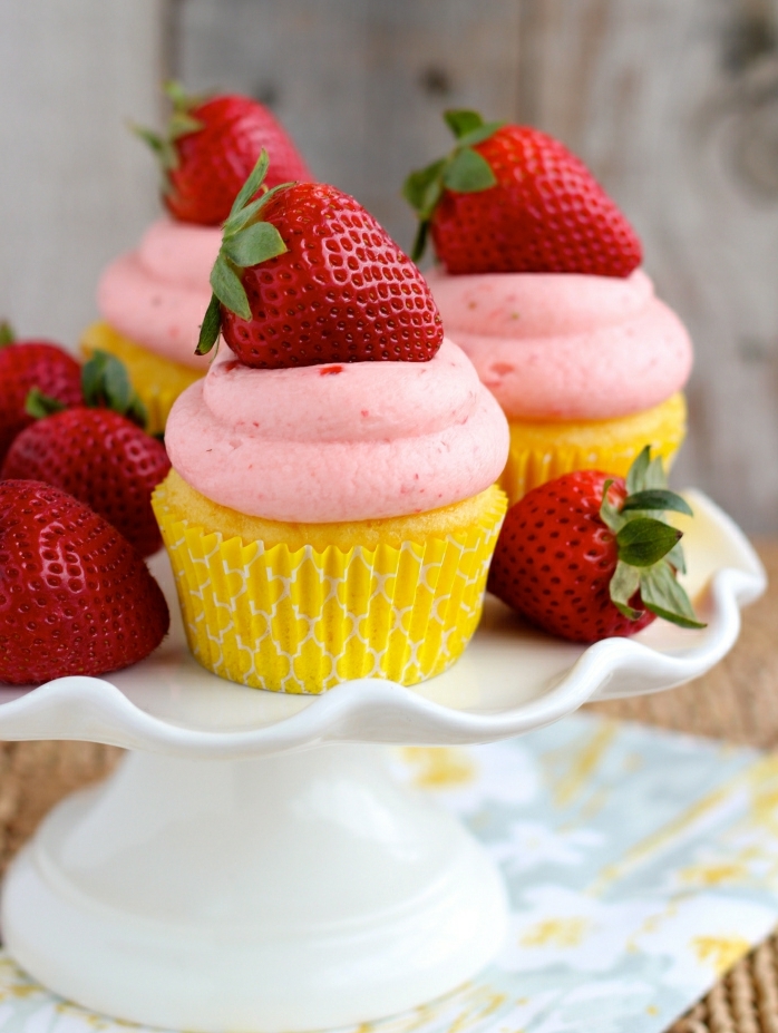 comment-faire-des-muffins-decoration-rose-base-jaune-avec-fraise-fraiches