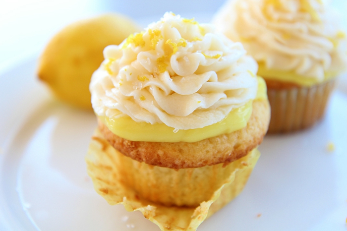 comment-faire-des-muffins-pâte-au-citron-topping-cupcake-jaune-et-blanc