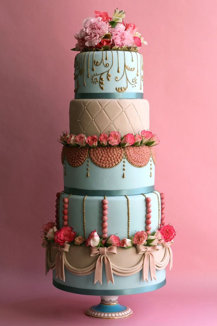 exemple gateau de mariage original décoré de pate a sucre bleu et marron et deco de ruban pate a sucre et fleurs artificielles, volutes decoratives