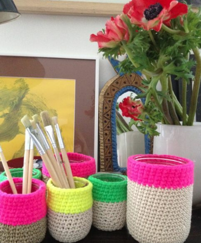 comment-faire-un-pot-a-crayon-décoré-d-une-enveloppe-en-laine-tricotée-de-différentes-couleurs-idée-organisateur-de-bureau-diy