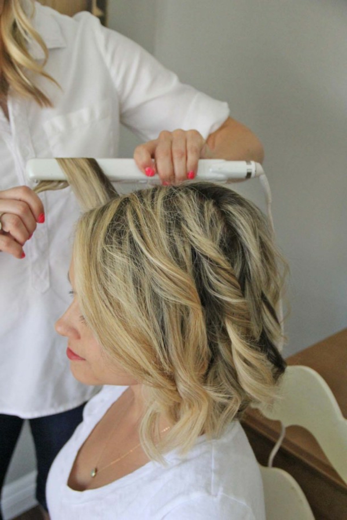 comment-friser-ses-cheveux-courts-blonds-collier-or-manucure-rose-t-shirt-blanc