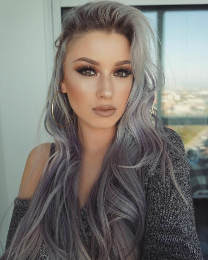 comment-friser-ses-cheveux-gris-meches-violettes-boucles-d'oreilles