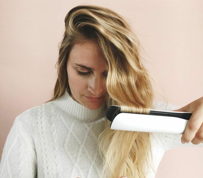 comment-friser-ses-cheveux-pull-blanc-manucure-maquillage-naturelle-cheveux-blonds