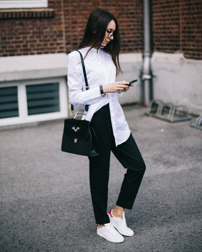basket chic femme, lunettes de vue, sac à main en cuir, montre noire, chemise longue blanche, pantalon noir