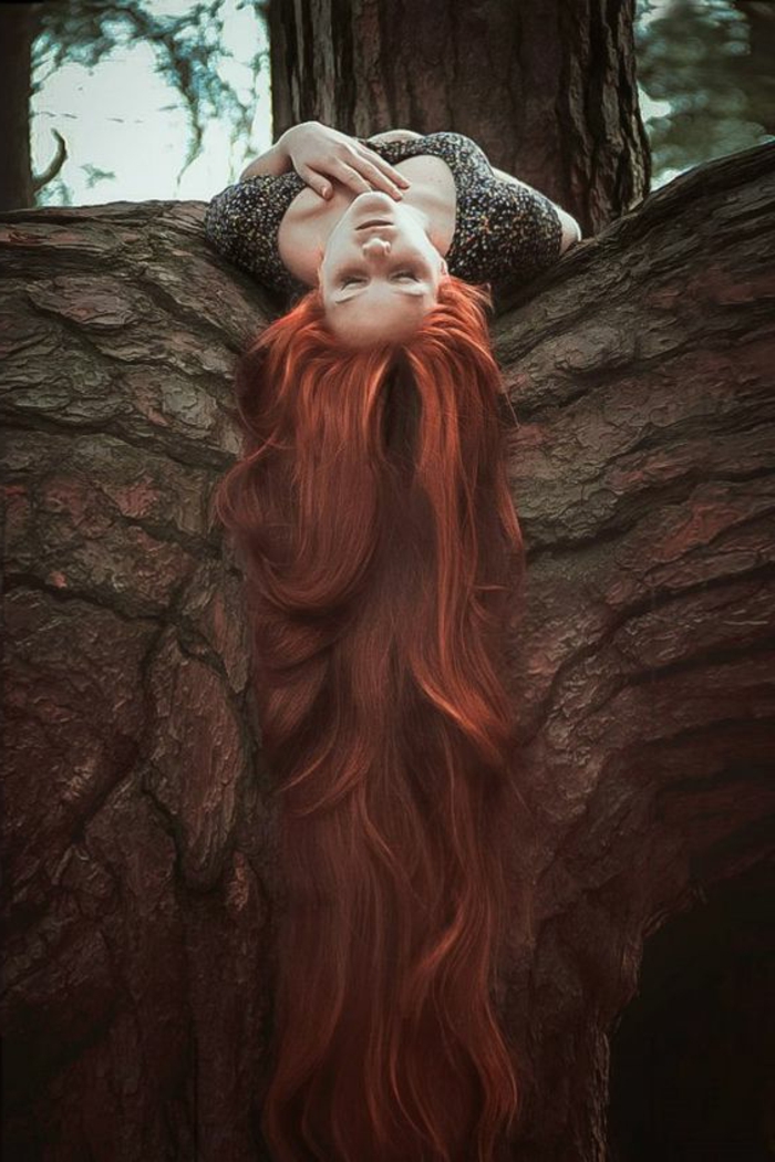 couleur auburn cheveux, jolie fille dans la forêt 