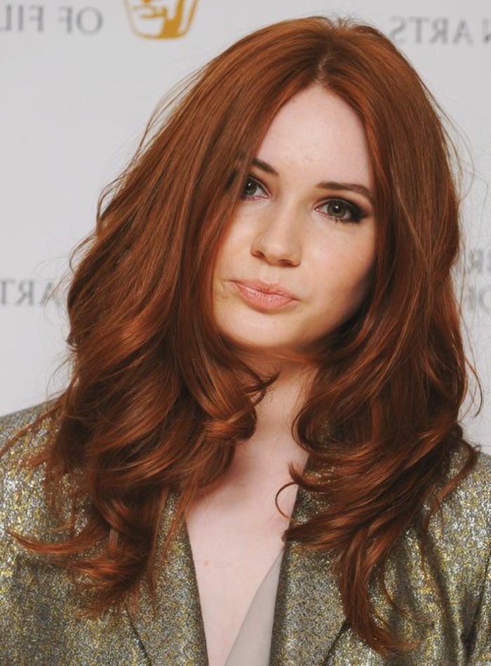 couleur auburn, cheveux légèrement ondulés en couleur rousse lumineuse