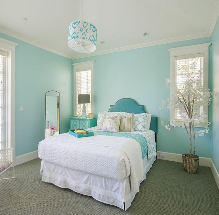 chambre turquoise, couverture de lit blanche, arbre en papier, tapis beige