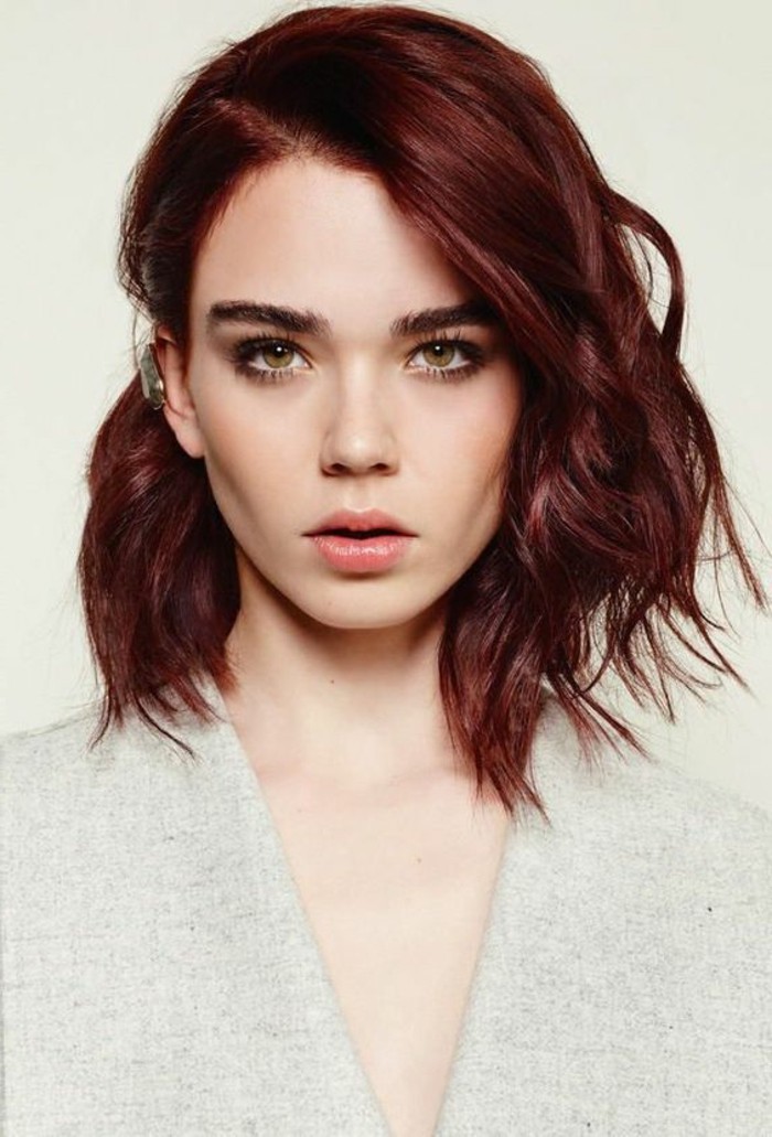 couleur cheveux auburn, coiffure style asymétrique couleur rouge 