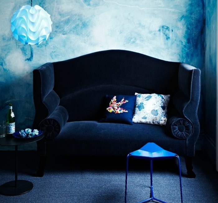 couleur-indigo-salon-canapé-indigo-couleur-peinture-murale-bleue-et-balnc-table-de-service-noire-tabouret-bleu-suspension-design