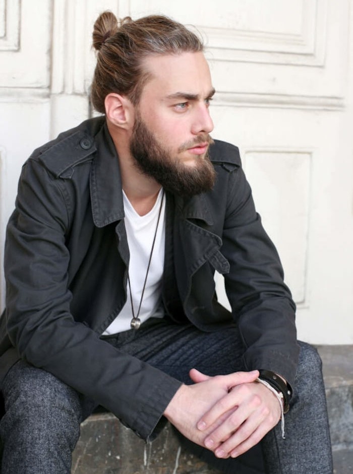 cheveux longs homme avec chignon man bun top knot et barbe hipster