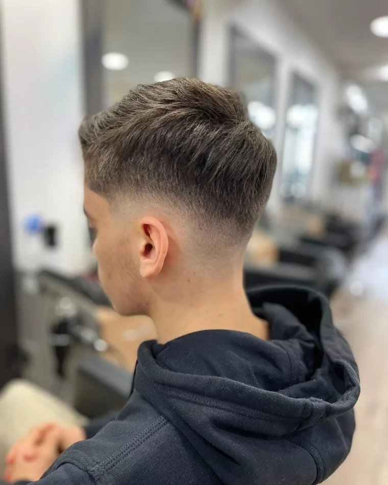 coupe de cheveux garcon ado taper fade raie sur cote frange lisse