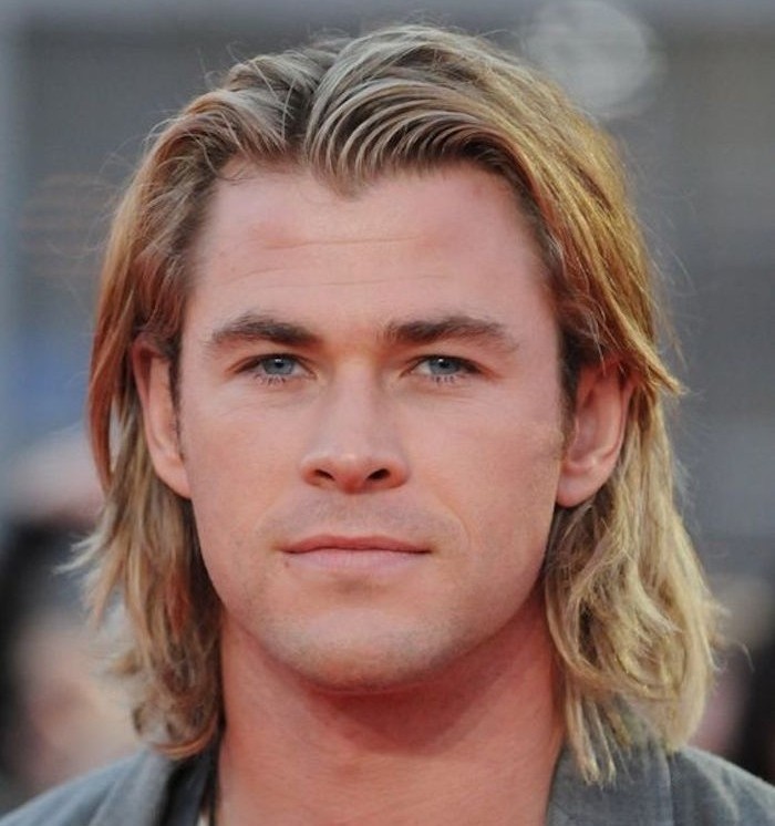 coiffure cheveux longs blonds homme sur épaules