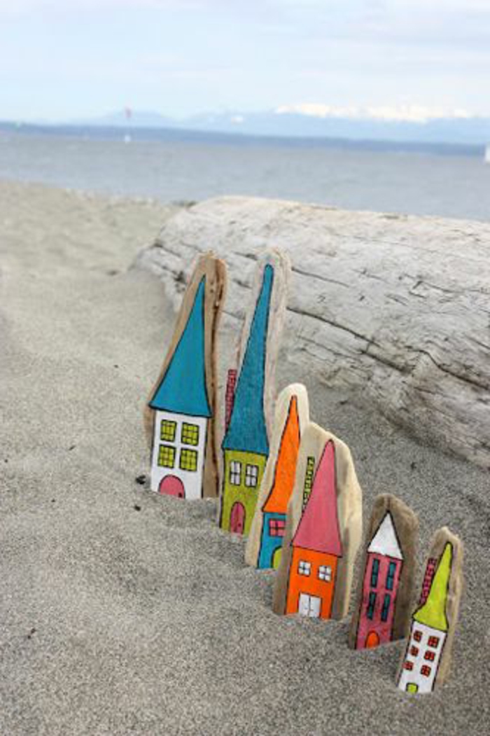 création en bois flotté, petites maisons en belles couleurs 