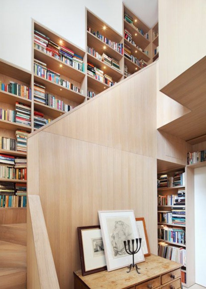 mur de rangement, grande bibliothèque en bois, casiers intégrés 