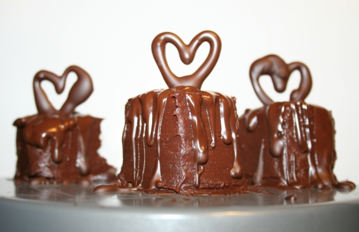 de-petits-gateaux-au-chocolat-décorés-de-coeurs-au-chocolat-deco-chocolat-convenable-pour-la-fete-de-saint-valentin