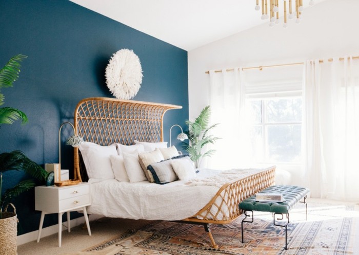 papier peint chambre, plafond blanc, mur bleu, tapis ethnique, plante verte