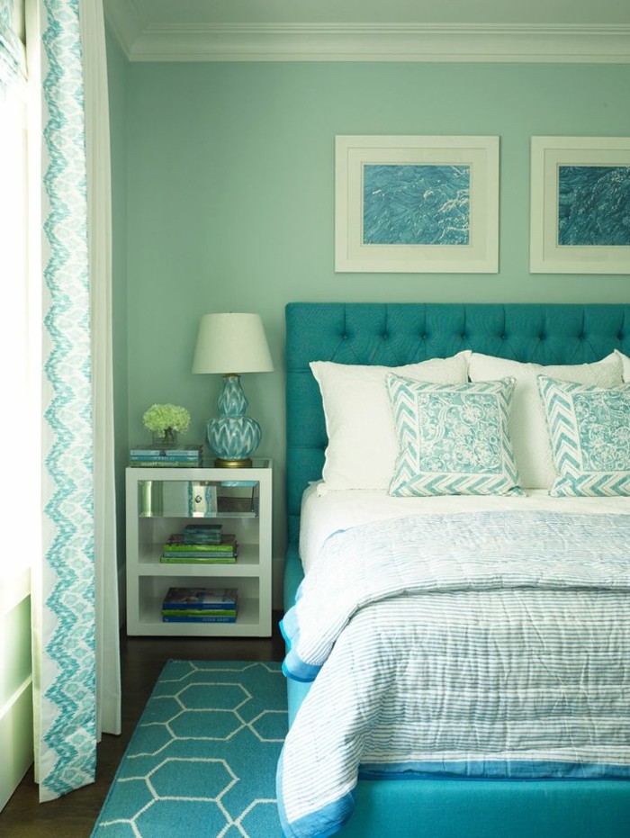 couleur chambre parental, tapis formes géométriques, grande fenêtre, coussins décoratifs