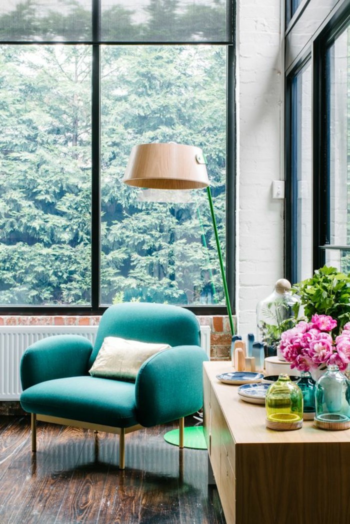 couleur chambre adulte, fauteuil turquoise, grandes fenêtres, vase de fleurs