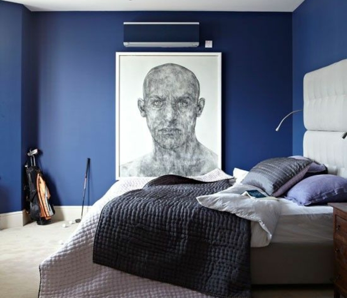 deco-chambre-adulte-bleu-grand-lit-accents-gris-et-blanc-et-beige-idee-amenagement-chambre-bleu-indigo-tableau-dessin-graphique