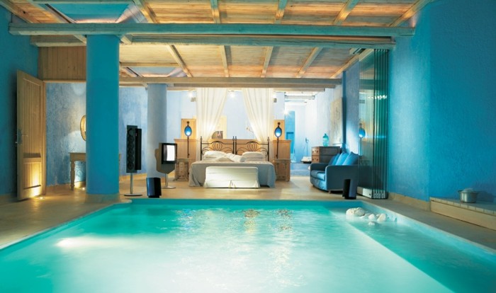 chambre adulte bleu, plafond avec poutres en bois, piscine intérieure, déco turquoise