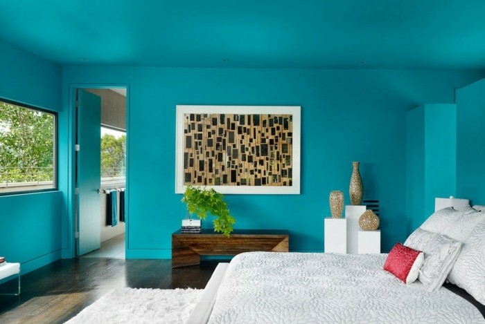 couleur chambre adulte turquoise, parquet en bois, lit blanc, vases décoratives