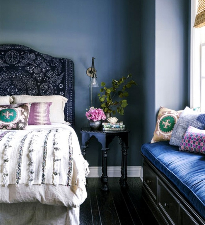 deco-chambre-adulte-bleue-lit-style-oriental-tete-de-lit-motifs-orientaux-peinture-mur-bleu-indigo-coussins-multicolores-ambiance-bohème