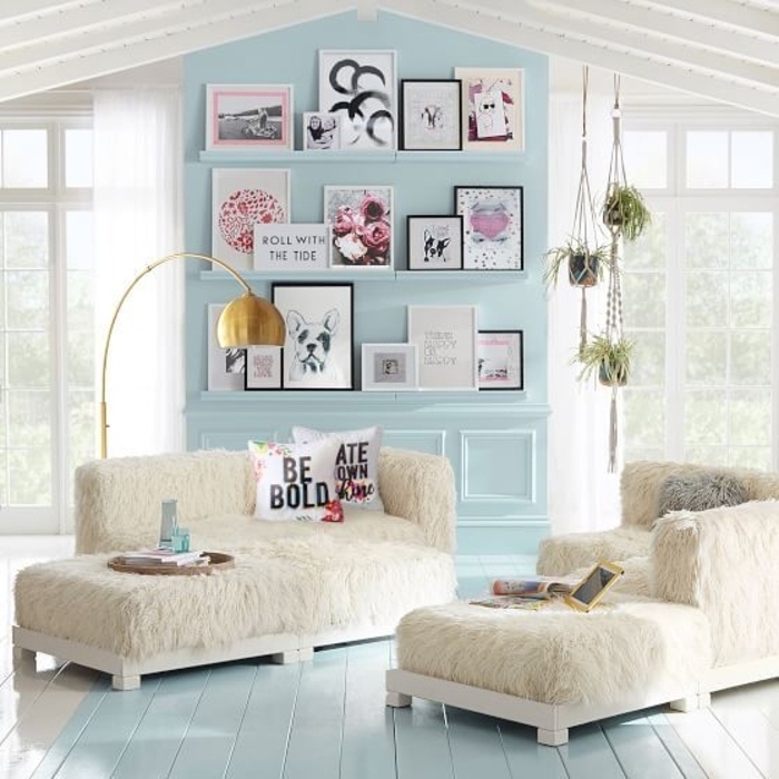 décoration intérieure salon, murs bleus, plafond blanc, canapé et fauteuil en fausse fourrure