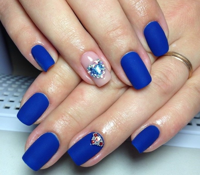 deco-ongle-gel-manucure-bleue-coeur-brillant-cristaux-saint-valentin