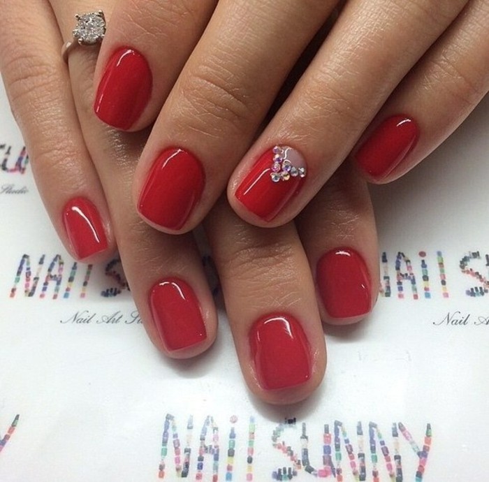deco-ongle-gel-saint-valentin-nails-cristaux-triangle-transparent-vernis-rouge