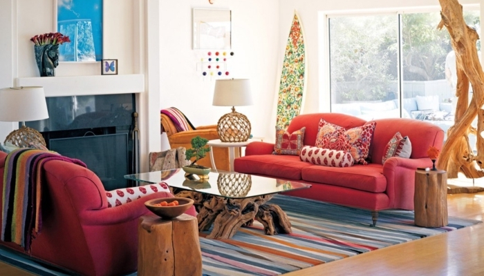 décoration intérieure salon, tapis multicolore, cheminée noire, murs blancs, canapé rouge